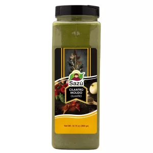 Cilantro molido Sazú 400 gr en tarro dosificador, condimento natural ideal para sopas, guisos, carnes, arroces y preparaciones tradicionales.