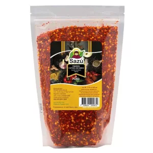 Pimienta Cayena en Escamas Sazú 500 gr en doypack, condimento natural ideal para dar un toque picante y decorativo a carnes, pastas, pizzas y guisos.